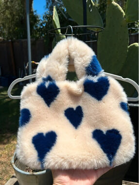 Fuzzy fashionable heart bag